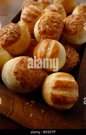 Pogacsa ungherese appena sfornata - Pogi. Spuntini di pasta di formaggio e patate. Foto Stock