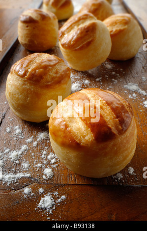 Pogacsa ungherese appena sfornata - Pogi. Spuntini di pasta di formaggio e patate. Foto Stock
