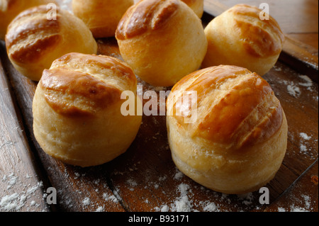 Pogacsa ungherese appena sfornata - Pogi. Spuntini di pasta di formaggio e patate. Foto Stock