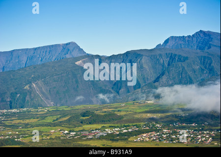 Foto aerea del picco di Mafate vulcano con village, La Réunion, Francia | Gipfel mit Dorf Mafate, La Réunion, Luftaufnahme Foto Stock