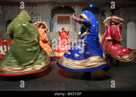 India Rajasthan Udaipur Bagore Ki Haveli tradizionale ballerini di rajasthani Foto Stock