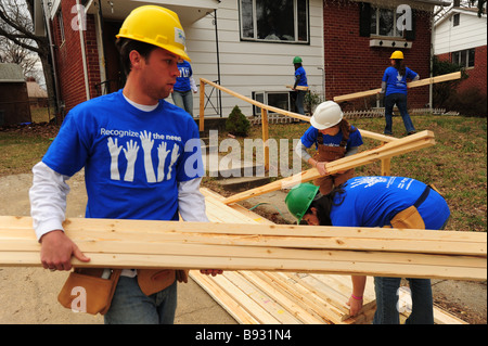 College volontari lavorano sul rinnovamento di una casa con il non-profit, gruppo Habitat per molla Humanity-Silver, Maryland, Stati Uniti d'America Foto Stock