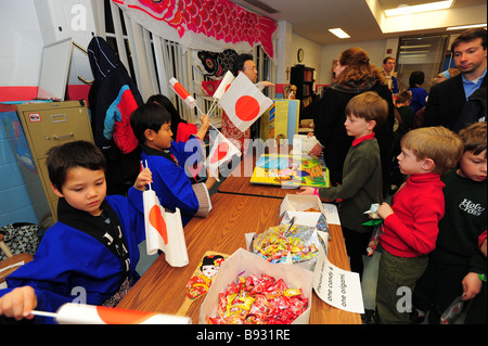 La serata internazionale a Stati Uniti Maryland scuola elementare giapponese gli studenti e i genitori insegnare ad altri circa la loro cultura Foto Stock