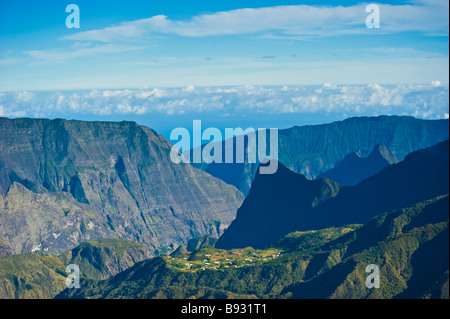 Foto aerea di picco del vulcano Mafate con village, La Réunion, Francia | Gipfel mit Dorf Mafate, La Réunion, Luftaufnahme Foto Stock