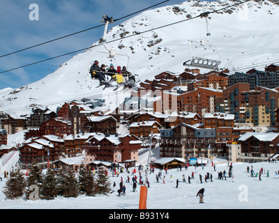 Vista di chalets e sollevare il cavo al centro della Val Thorens le Alpi francesi Foto Stock