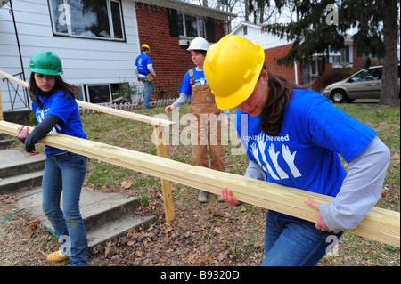 College volontari lavorano sul rinnovamento di una casa con il non-profit, gruppo Habitat per molla Humanity-Silver, Maryland, Stati Uniti d'America Foto Stock