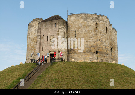 Parte anteriore del La Torre di Clifford, York Foto Stock