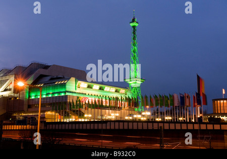 Berlino Una speciale illuminazione verde dell'ICC e la vecchia torre della radio internazionale per la Settimana verde 2008 Berlino di notte Foto Stock