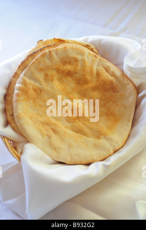 Pane Pita in un cestello Foto Stock