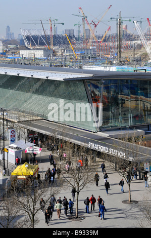 Stratford East London stazione ferroviaria 2012 Olympic la costruzione di progetti di riqualificazione in corso nuovo stadio al di là Foto Stock