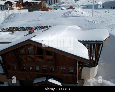 Vista di chalet dal cavo seggiovia sopra la Val Thorens chalet appartamenti con vista sul centro della città sulle Alpi francesi Foto Stock