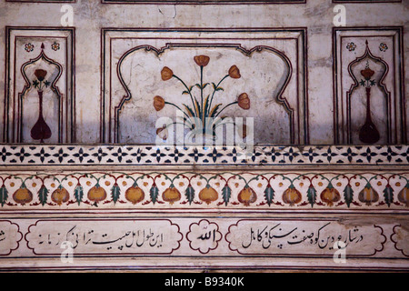 Tomba della Principessa Sultan Nithar Begam la sorella di Khusraw in Khusro Bagh in India Allahabad Foto Stock