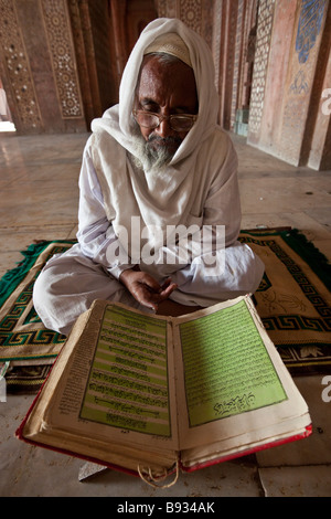L Imam di lettura dal Santo Corano nella Moschea del Venerdì in Fatehpur Sikri India Foto Stock