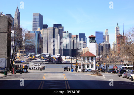 Fulton Ferry Landing, Brooklyn, New York City guardando ad ovest attraverso l'East River al South Street Seaport in Manhattan inferiore Foto Stock