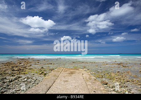 Bianchi e soffici nuvole e cielo blu sopra la spiaggia di ciottoli, Barbados, 'West Indies' Foto Stock