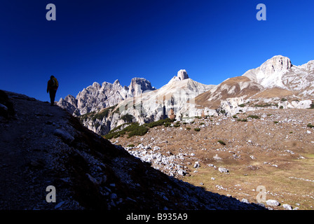 Escursionista su sentiero intorno alle tre Cime di Lavaredo, Dolomiti, Italylotscher Foto Stock