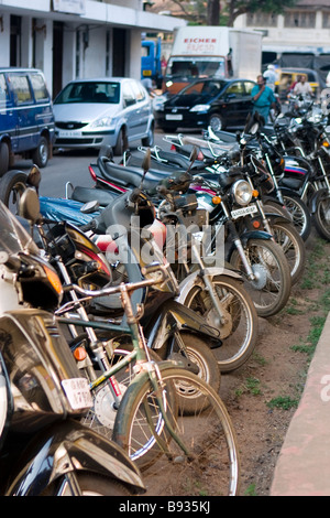 Molte moto parcheggiata su strada di Panjim, Goa,Inida. Foto Stock