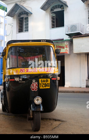 Rickshaws parcheggiato sulla strada. Foto Stock