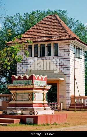 Mangueshi Tempio della Dea Shantadurga ingresso torre di guardia,Goa, India. Foto Stock