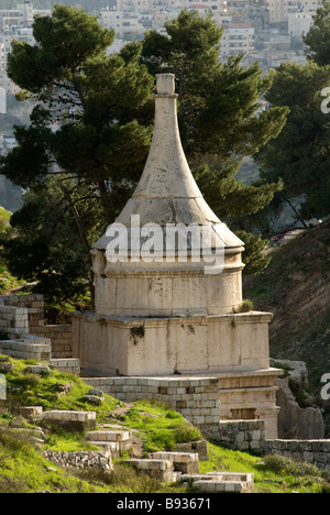 Antica tomba monumentale tagliata da roccia di Absalom, chiamata anche pilastro di Absalom (i secolo d.C.) nella valle di Kidron o Wadi an-Nar in Gerusalemme Israele Foto Stock