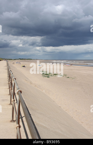 Nuvole temporalesche su una spiaggia in Lincolnshire, England, Regno Unito Foto Stock