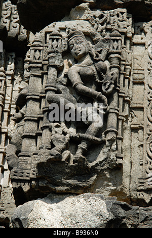 Tempio Anwa- Aurangabad. Circa XII D.C. Dancing figura sul lato meridionale, porzioni inferiori, al di sopra dello zoccolo. Foto Stock