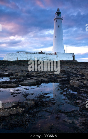 St Mary's Faro al tramonto, costruito nel 1898 Whitley Bay Tyne & Wear UK Foto Stock