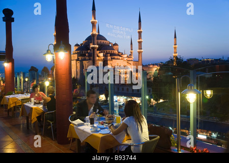 La Moschea Blu o di Sultan Ahmet Mosque 1609 1616 ristorante sul tetto crepuscolo quartiere di Sultanahmet Istanbul Turchia Foto Stock