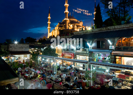 La Moschea Blu o di Sultan Ahmet Mosque 1609 1616 ristorante quartiere di Sultanahmet Istanbul Turchia Foto Stock