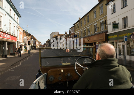 Torello Morris auto avvicinando il semaforo in Farnham Surrey Foto Stock