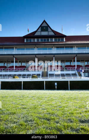 La Contea di Stand a Chester Racecourse visto dal finlandese post Foto Stock