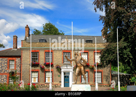 Thomas Paine statua al di fuori del Kings House Thetford Town contea di Norfolk East Anglia England Regno Unito Foto Stock