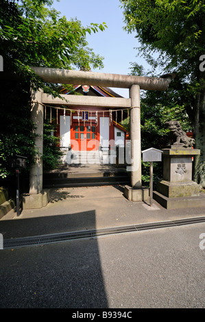 Torii di pietra e di Shishi divinità. Kanda Myojin complessa (aka Kanda sacrario scintoista). Quartiere Chiyoda. Tokyo. Il Giappone. Foto Stock