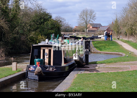 Narrowboat in Lapworth serrature su Stratford-upon-Avon Canal, Warwickshire, Regno Unito Foto Stock