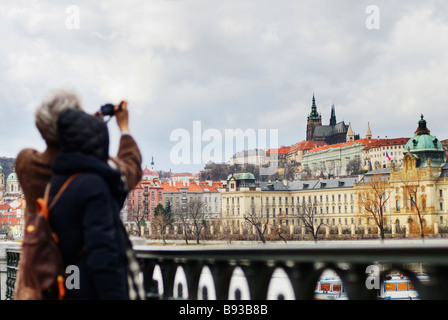 I turisti fotografare la Cattedrale di San Vito a Praga Repubblica Ceca Foto Stock