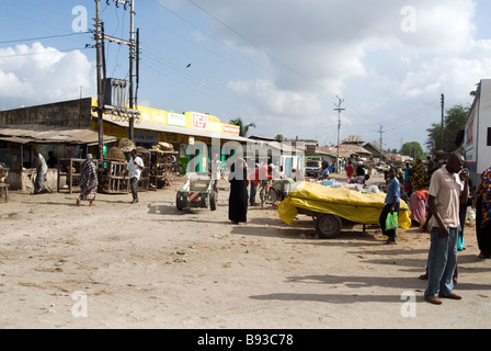 Scene lungo la strada del sud di Mombasa Kenya Foto Stock