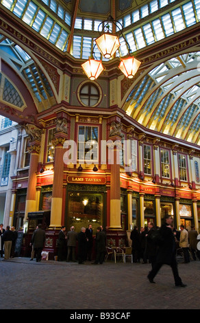 Città i lavoratori aventi un drink al pub nel mercato Leadenhall, Londra Inghilterra REGNO UNITO Foto Stock