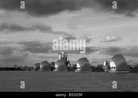 Thames Barrier sul fiume Tamigi, immagine in bianco e nero. Foto Stock