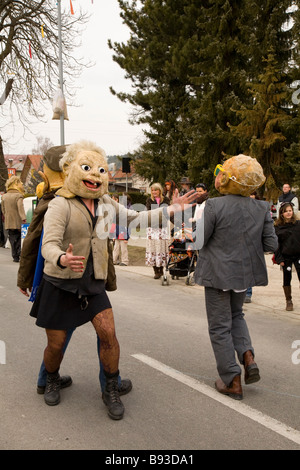 Il Pust annuale carnevale a Cerknica Slovenia 2009 Una celebrazione tradizionale dove la gente dress up per spaventare l'inverno Foto Stock