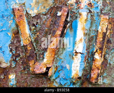 Arrugginimento numeri romani sulla prua di abbandono di barche da pesca,Fleetwood,Lancashie,UK Foto Stock