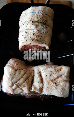 Una spalla ripiene di carne di maiale e pancetta pronti per la tostatura in una teglia per arrosti Foto Stock