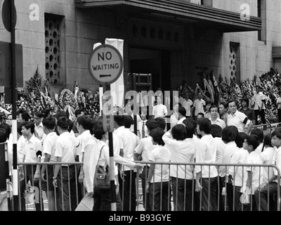 Lutto al di fuori di Banca di Cina Hong Kong sulla morte del Presidente Mao Tse-Tung Ottobre 1976 Foto Stock