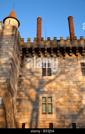 Particolare della facciata di Paço dos Duques de Bragança in Guimaraes Portogallo prima città capitale Foto Stock