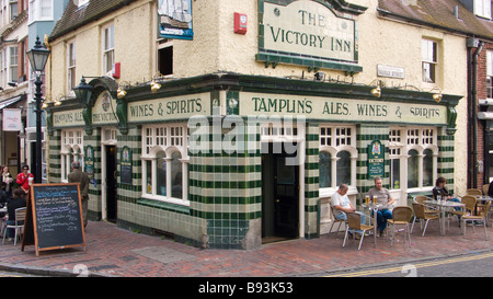 La vittoria Inn Brighton Sussex un tradizionale pub in piastrelle ricostruita nel 1824 per commemorare la battaglia di vittoria a Trafalgar nel 1805 Foto Stock