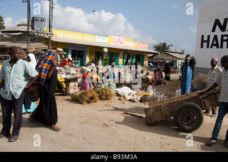 Scene lungo la strada del sud di Mombasa Kenya Foto Stock