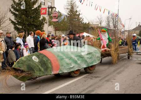 Il Pust annuale carnevale a Cerknica Slovenia 2009 Una celebrazione tradizionale dove la gente dress up per spaventare l'inverno Foto Stock