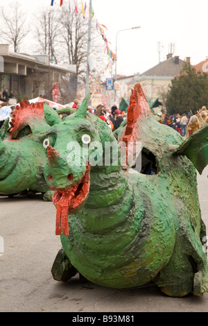 Il Pust annuale carnevale a Cerknica Slovenia 2009 Una celebrazione tradizionale dove la gente dress up per spaventare l'inverno Foto Stock