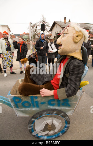 Il Pust annuale carnevale a Cerknica Slovenia 2009 Una celebrazione tradizionale dove la gente dress up per spaventare l'inverno Foto Stock