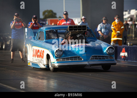 La leggendaria Australian drag racer Gary Phillips lancia la sua Studebaker Top Doorslammer auto dalla linea di partenza Foto Stock