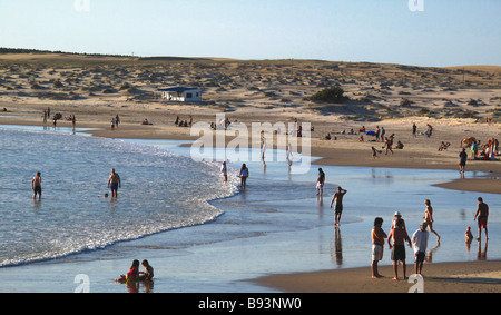 Le persone che si godono il mare e la spiaggia in un giorno di estate a Cabo Polonio beach, Uruguay Foto Stock